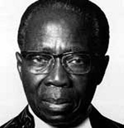 En tant qu�homme de lettres, Senghor fut un pr&eacute;curseur avec le mouvement de la N&eacute;gritude, participa aux d&eacute;buts de la revue Pr&eacute;sence Africaine, fit venir &agrave; Dakar en 1966 le premier festival Mondial des